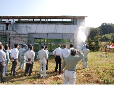 鳥インフルエンザ防疫演習（鶏舎消毒）